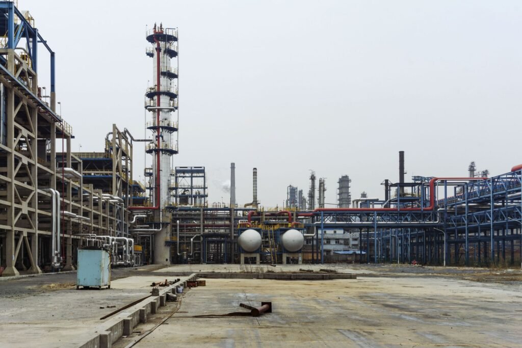 Refinery pipelines and steel structures